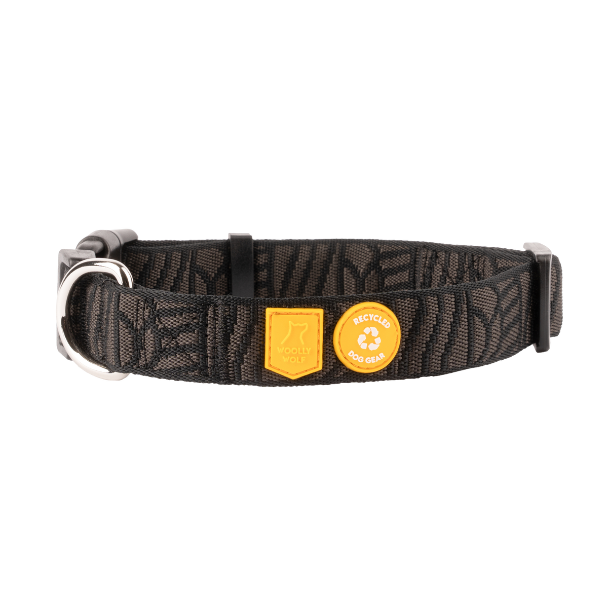 Black patterned dog collar with two yellow labels featuring the Woolly Wolf logo and a recycled icon.